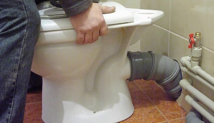 Zamoviti-vstanovlennya-unitazu-v-Rivne